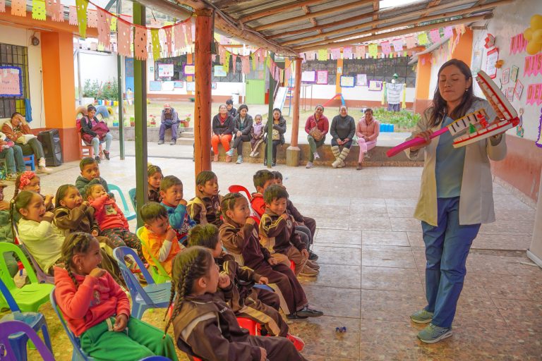 Mejoramos la salud de los niños de Ticapampa con talleres de higiene bucal y lavado de manos.
