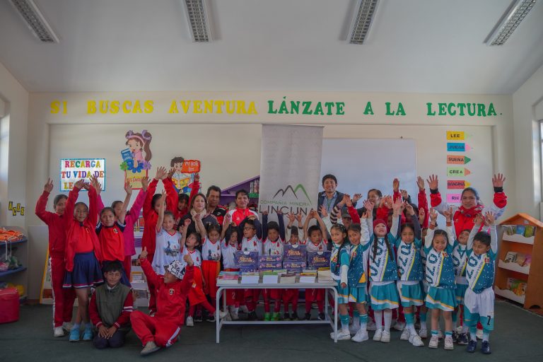 Impulsamos la educación con la entrega de libros y juegos didácticos