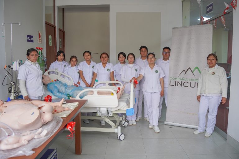 Lincuna implementa el laboratorio de Enfermería del IESTP Recuay con tecnología de última generación