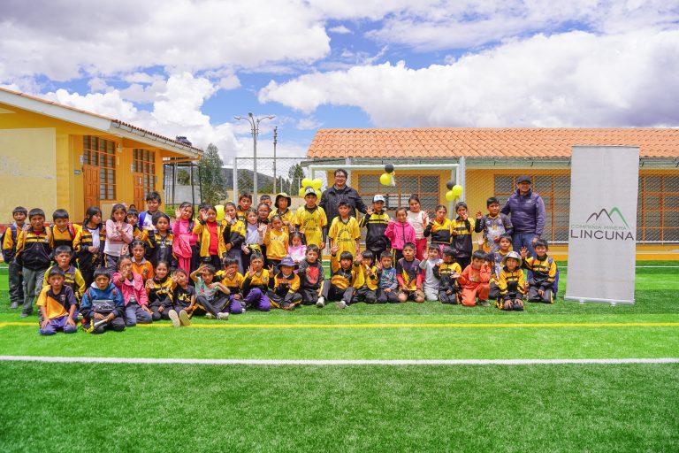 Lincuna contribuye al desarrollo educativo con modernos campos deportivos escolares