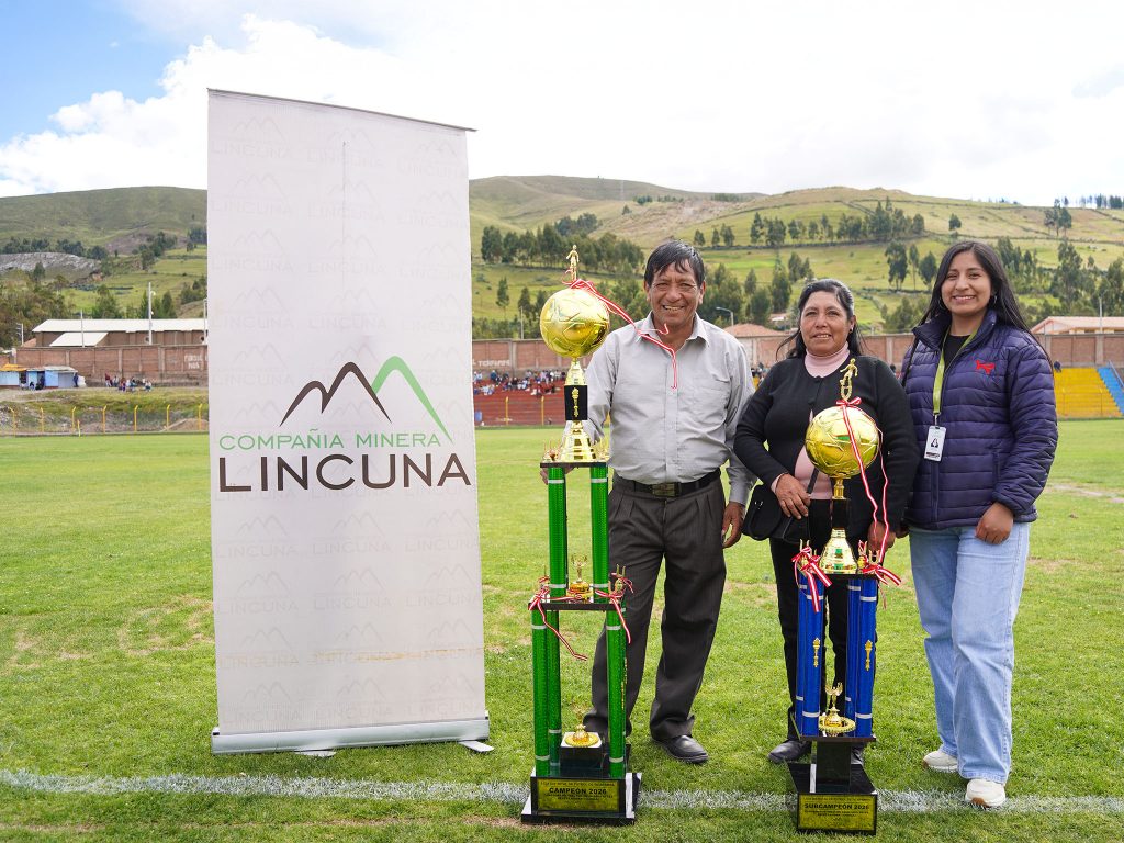 Representante de la empresa Lincuna entrega trofeos