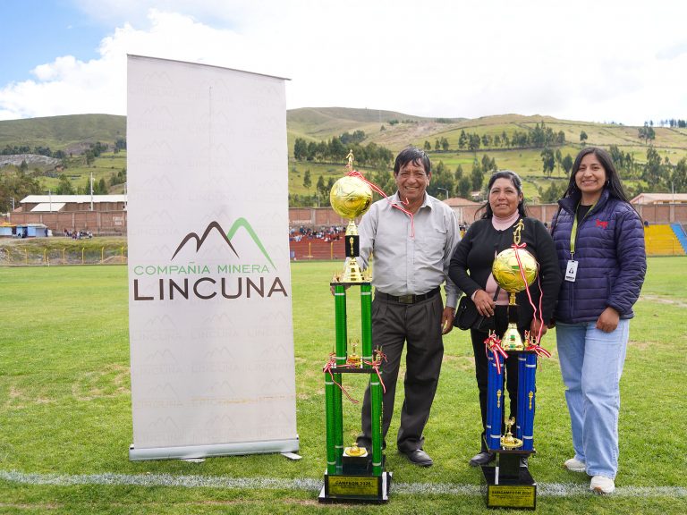 Representante de la empresa Lincuna entrega trofeos