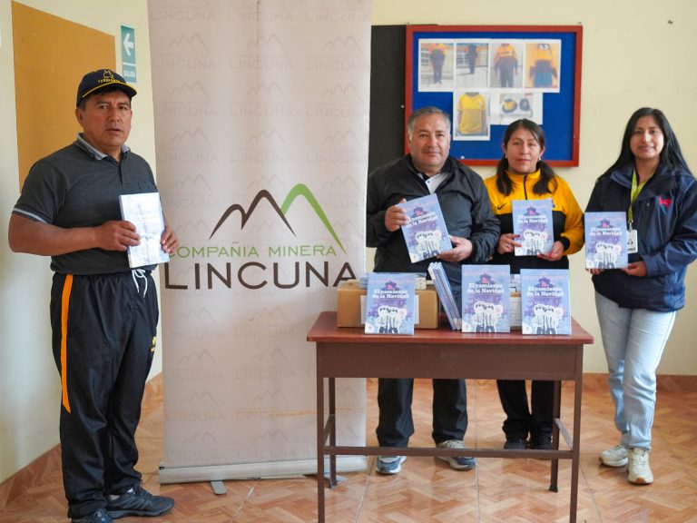 Lincuna fortalece la educación en comunidades de Aija y Recuay 2 Entrega-de-libros-1