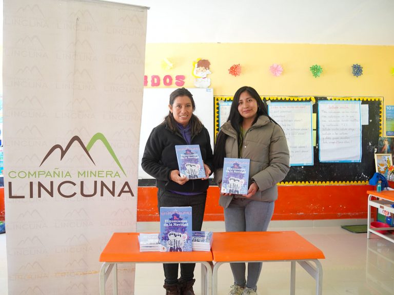 Lincuna fortalece la educación en comunidades de Aija y Recuay 4 Entrega-de-libros-2
