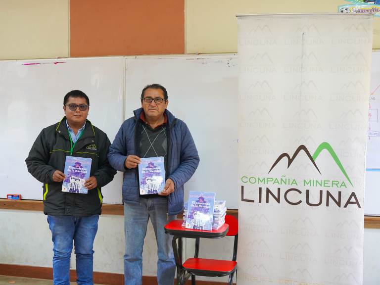 Lincuna fortalece la educación en comunidades de Aija y Recuay 3 Entrega-de-libros-3