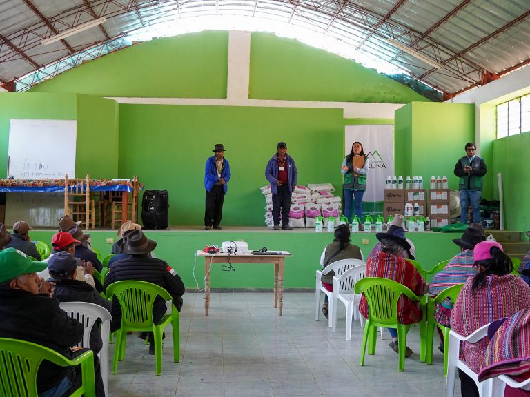Lincuna capacita a los agricultores de Tian Ayllu para enfrentar las heladas y entrega insumos agrícolas 2 Lincuna-capacitacionagricolatianayllu-2